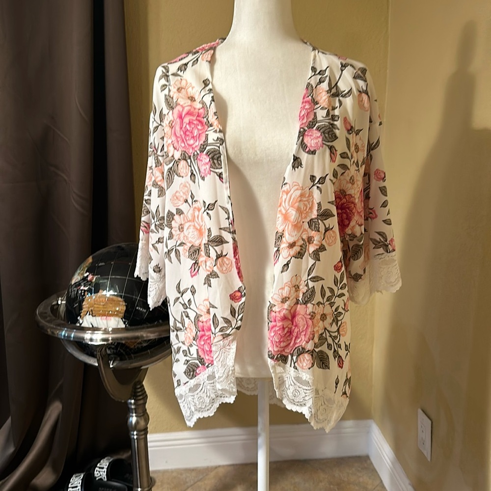 🆕NEW!🛍️Floral & Lace Kimono 🌸